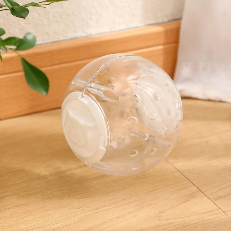 Transparente Futterkugel für Katzen mit weissen Verschlüssen